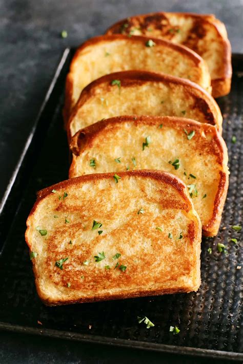 easy-texas-toast-garlic-bread-l-a-farmgirls-dabbles image