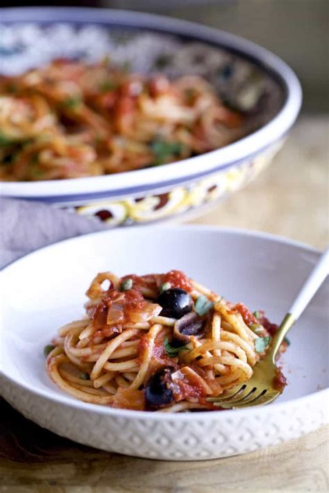 authentic-italian-spaghetti-alla-puttanesca image