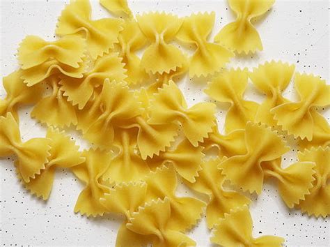 farfalle-with-sweet-green-peas-and-prosciutto-cotto image