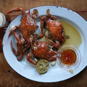 beer-steamed-crabs-saveur image