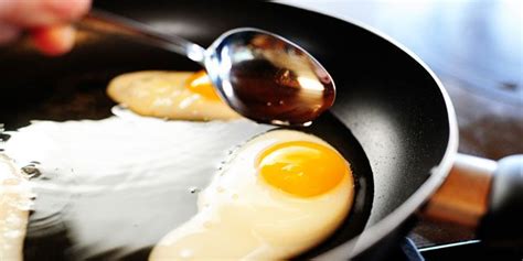 perfect-sunny-side-up-eggs-how-to-make-sunny-side image