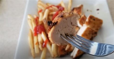 how-long-to-cook-a-bone-in-chicken-breast-in-an-air-fryer image
