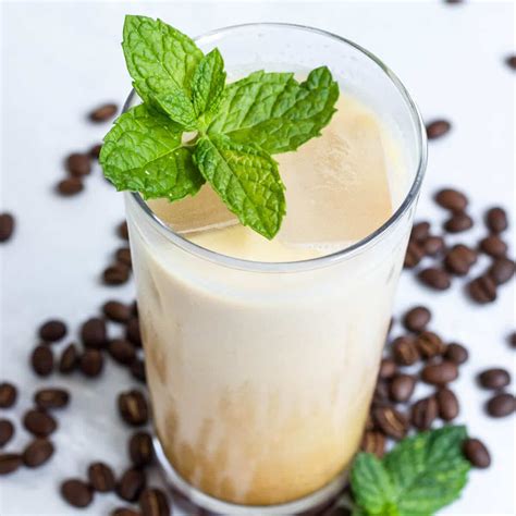 how-to-make-an-iced-mint-latte-shortgirltallorder image