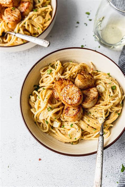 creamy-garlic-pasta-with-pan-seared-scallops-fork-in-the image