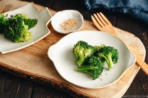 broccoli-blanched-with-sesame-oil-ブロッコリーの塩ごま image