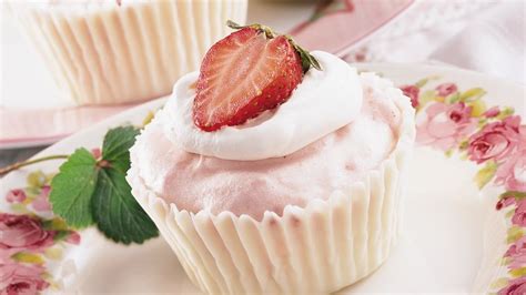 strawberry-mousse-in-white-chocolate-cups image