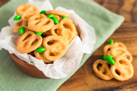 18-spooky-snacks-and-party-foods-for-halloween-the image