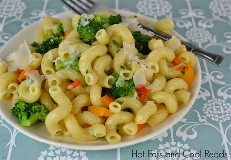 broccoli-and-sweet-pepper-pasta-recipe-hot-eats-and image