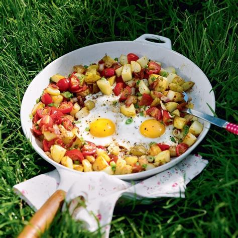 one-pan-hash-potatoes-with-bacon-tomato-and-egg image
