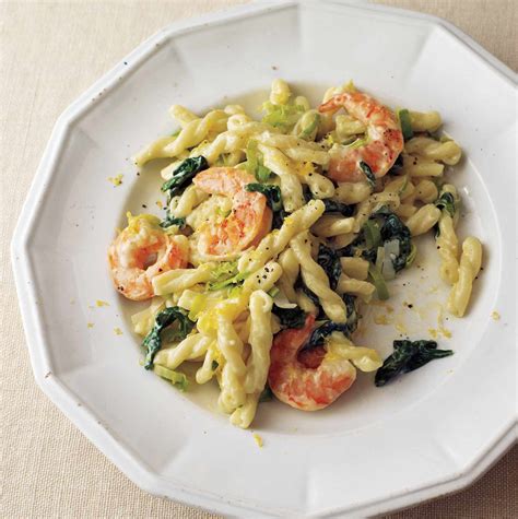 shrimp-and-spinach-pasta-with-leeks-real-simple image