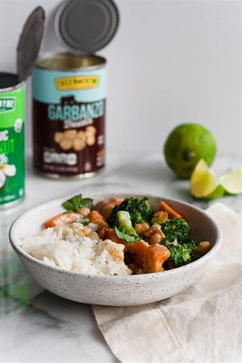 10-ingredient-vegetarian-green-curry-hungry-by-nature image