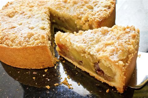 recipes-apple-pie-with-granola-crumb-topping image