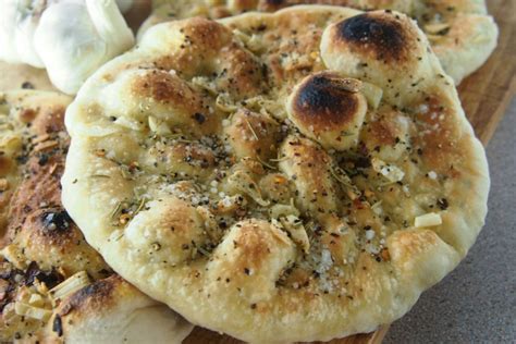 quick-rise-garlic-breads-vegan-one-green-planet image