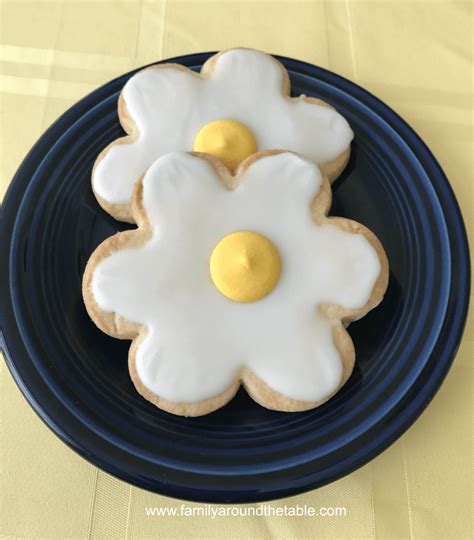 daisy-shortbread-cookies-family-around-the-table image