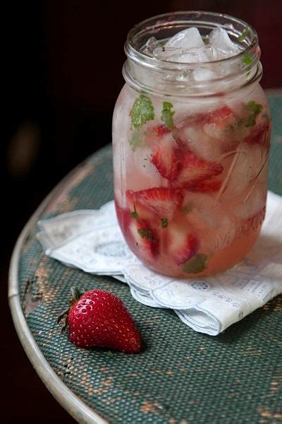strawberry-moonshine-julep-saveur image