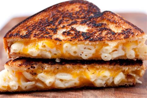 spicy-grilled-mac-and-cheese-sandwich-pepperscale image
