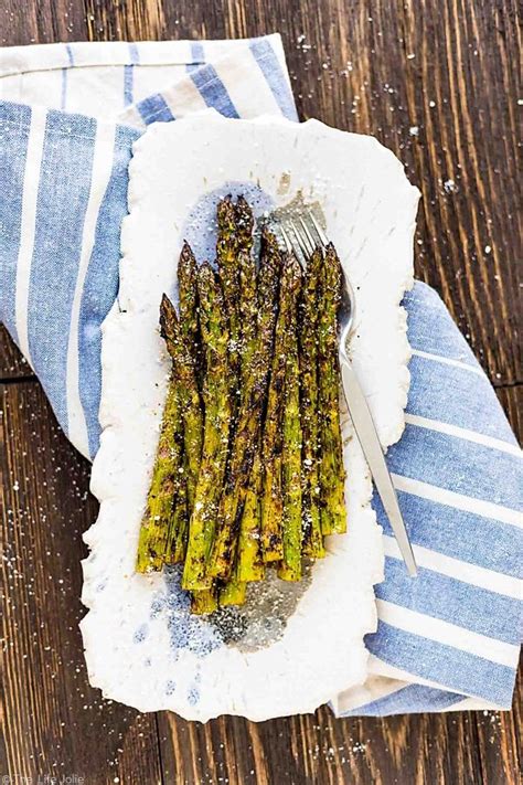 balsamic-grilled-asparagus-a-quick-and-easy-grilled image