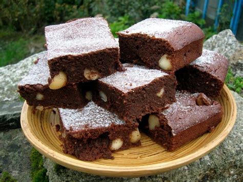 macadamia-nut-brownies-dark-and-delicious-tin-and image