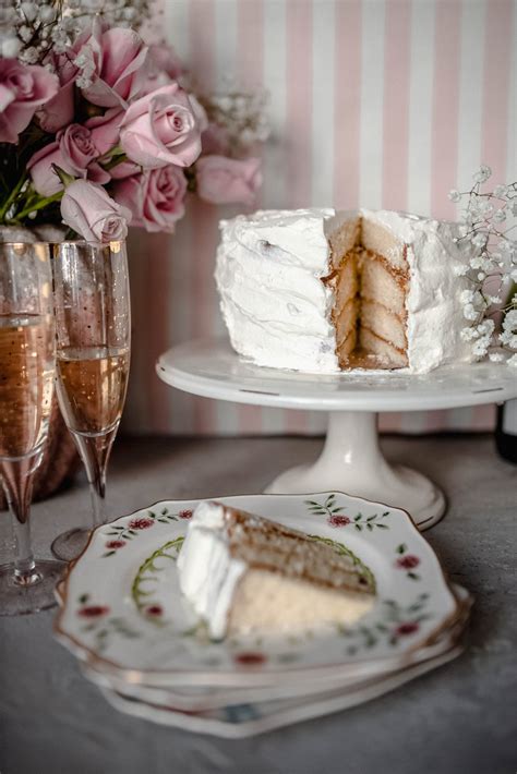 how-to-make-a-champagne-cake-with-custard-filling image