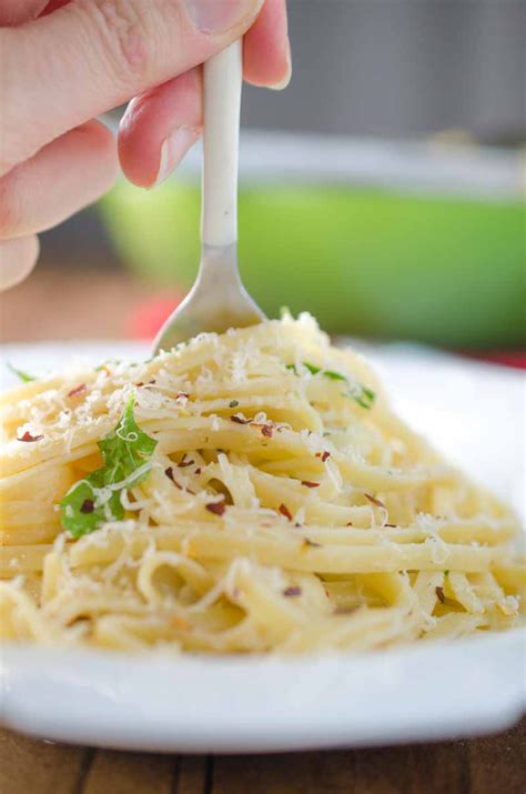 linguine-aglio-e-olio-pasta-with-olive-oil-and-garlic image