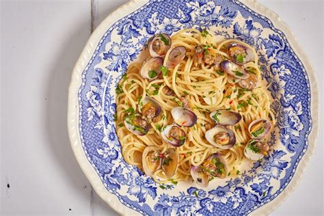 spaghetti-alle-vongole-recipe-great-italian image