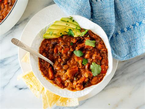 a-simple-veggie-chili-quick-easy-deliciousness-greatist image