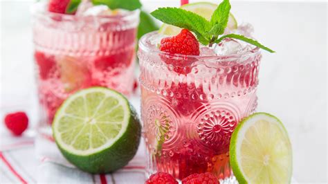 drinks-cocktails-with-raspberry-rum-absolut-drinks image