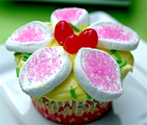 cute-easy-to-make-lemon-daisy-cupcakes-kicking image