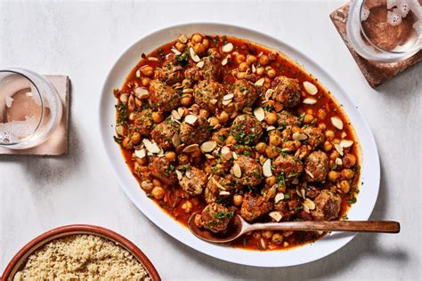 wed-eat-these-garlicky-spiced-meatballs-and-chickpeas image