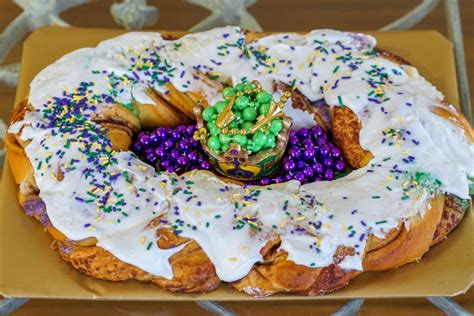 king-cake-tradition-in-new-orleans image