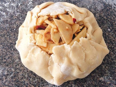 easy-homemade-rustic-apple-pie-the-mommy-mouse image