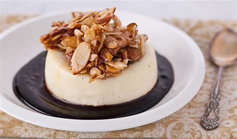 almond-panna-cotta-with-chocolate-sauce-tln image