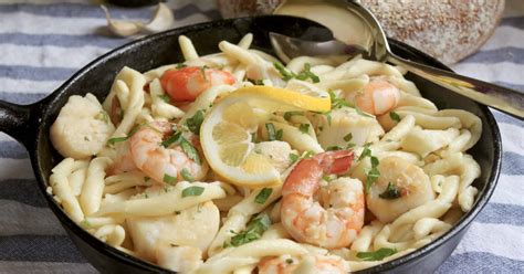 seafood-pasta-with-shrimp-and-scallops-and-garlic image