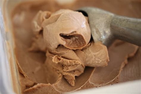 nutella-ice-cream-with-and-without-a-machine image