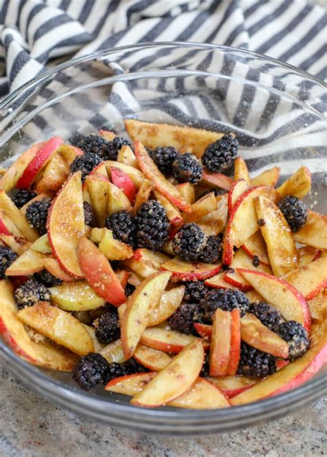 blackberry-apple-crisp-barefeet-in-the-kitchen image