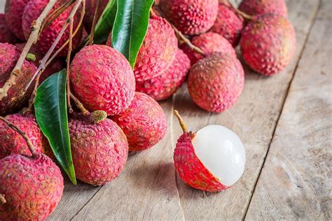 what-is-lychee-heres-how-to-pick-and-prep-it-taste image