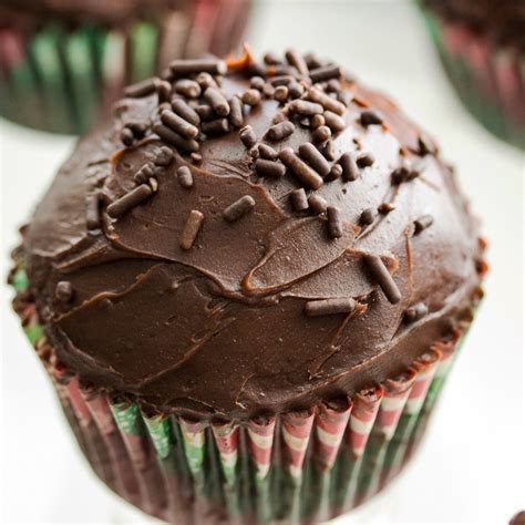 chocolate-cupcakes-with-rum-chocolate-ganache-the image