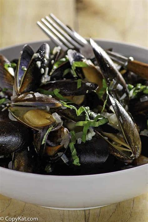carrabbas-mussels-in-white-wine-sauce-copykat image