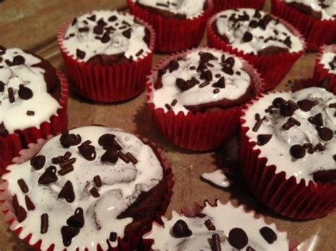 90-calorie-chocolate-marshmallow-cupcakes image