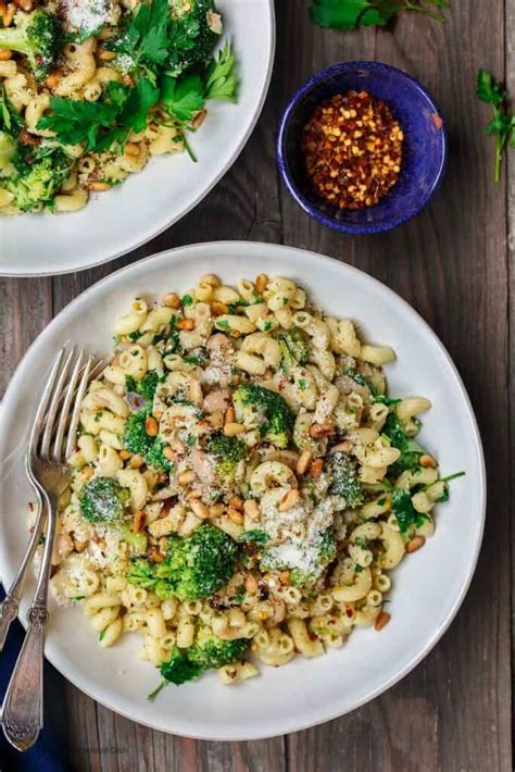 simple-mediterranean-broccoli-pasta-with-white-beans image