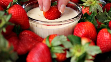 fresh-strawberries-with-brown-sugar-dip image