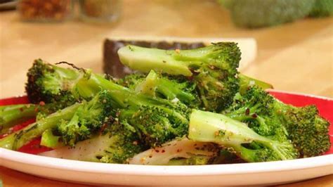 daphne-ozs-cheesy-pizza-broccoli-recipe-rachael image