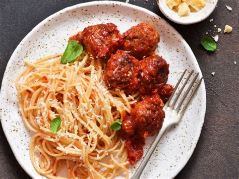 italian-meatballs-in-tomato-sauce-with-red-wine image