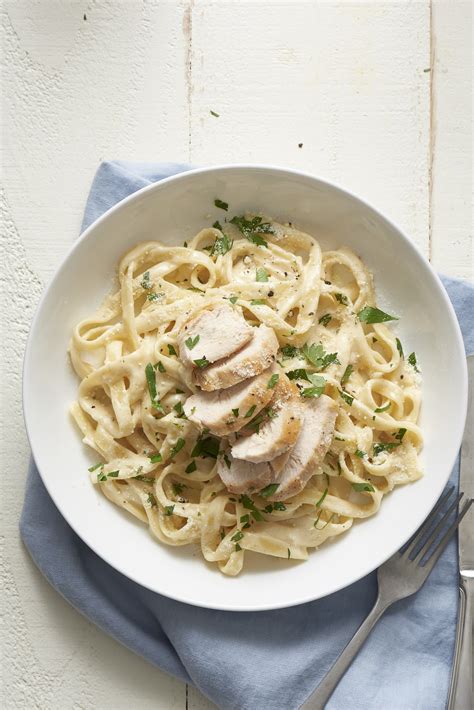 how-to-make-classic-chicken-alfredo-pasta-the image