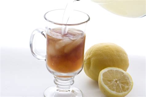 sweet-tea-lemonade-drink-recipe-swerve image