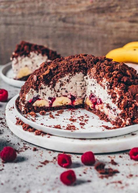 mole-cake-vegan-banana-cream-chocolate-cake image