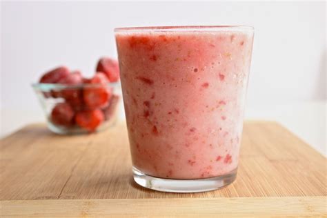 copycat-panera-strawberry-smoothie-recipe-thats image