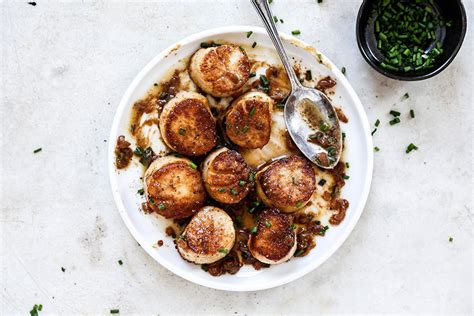 easy-pan-seared-scallops-with-shallots-and-white-wine image