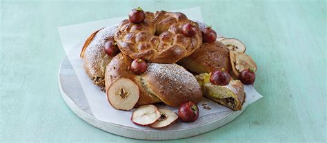 candices-two-tier-stollen-wreath-the-great-british image