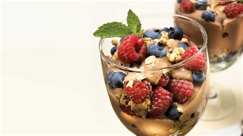 crunchy-chocolate-fieldberry-yogurt-cup-iga image